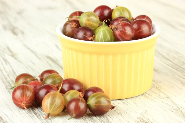 Frische Stachelbeeren in Schale auf dem Tisch in Großaufnahme — Stockfoto