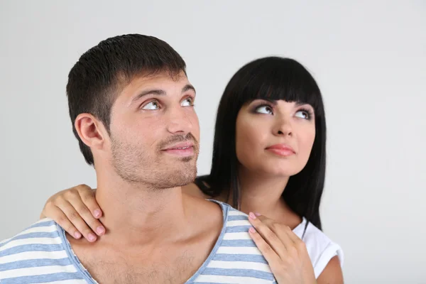 Hermosa pareja amorosa juntos sobre fondo gris —  Fotos de Stock