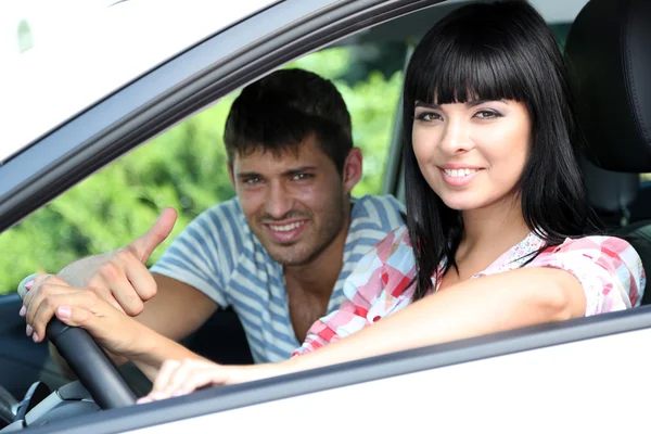 Schönes glückliches junges Paar, das Auto fährt — Stockfoto