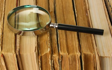 kitap yığını üzerinde büyüteç