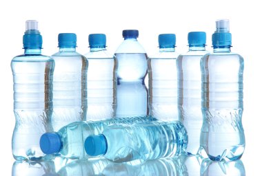 farklı su şişeleri üzerinde beyaz izole