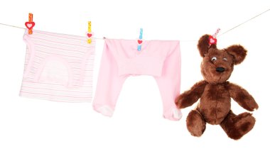 Bebek giysileri üzerinde beyaz izole clothesline üzerinde asılı