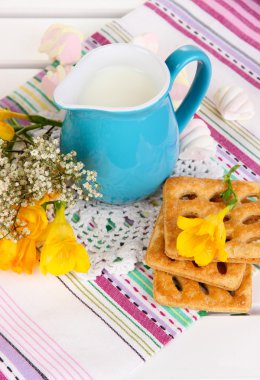 süt ve kurabiye ahşap piknik masa yakın çekim üzerinde güzel kompozisyon