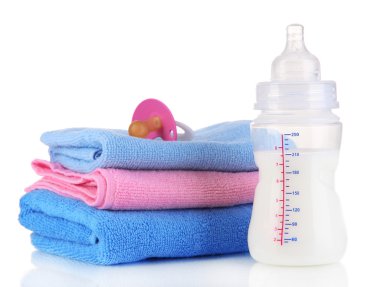 şişe süt havlu ve üzerinde beyaz izole meme ile