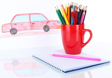 renkli kalemler üzerinde beyaz izole Kupası