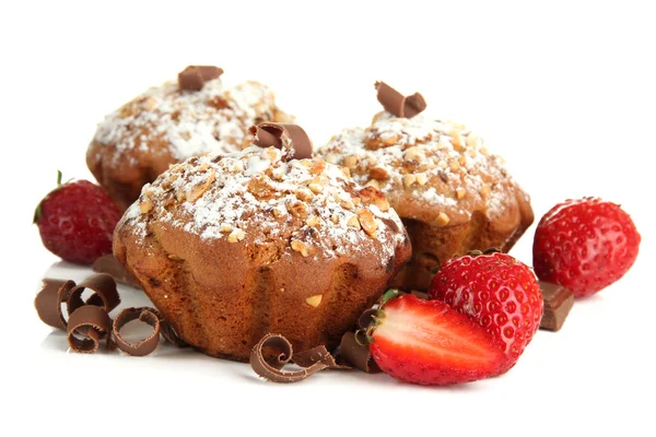 Gâteaux de muffins savoureux aux fraises et au chocolat, isolés sur blanc — Photo