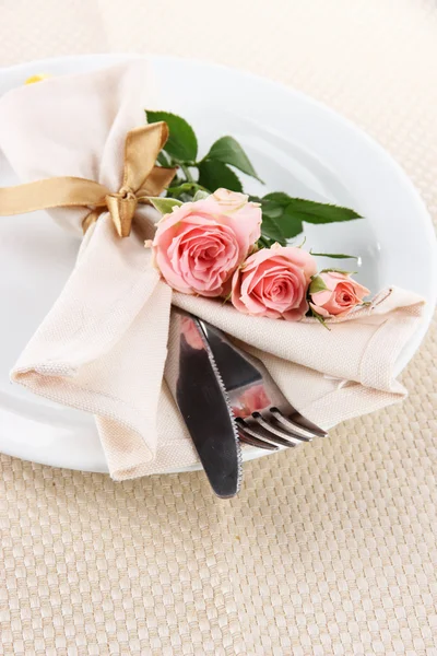 Placa servida con servilleta y rosa de primer plano —  Fotos de Stock