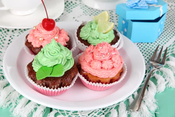 Deliciosos belos cupcakes na mesa de jantar close-up — Fotografia de Stock