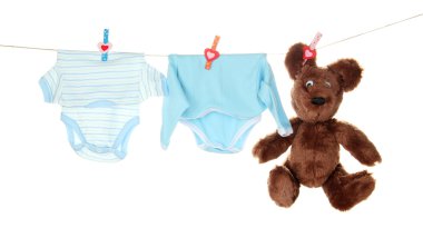 Bebek giysileri üzerinde beyaz izole clothesline üzerinde asılı