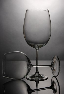 gri zemin üzerine düzenlenen boş şarap bardakları