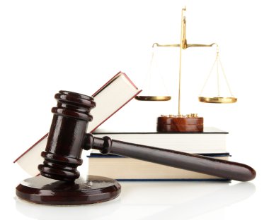 Adaletin altın pulları, tokmak ve beyaz üzerine izole edilmiş kitaplar.