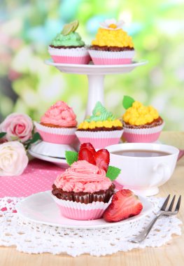 doğal zemin üzerine yemek masası üzerinde güzel kekler