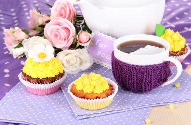 Yemek Masası yakın çekim üzerinde güzel lezzetli kekler