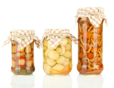 beyaz izole lezzetli Marine mantar cam kavanozlara