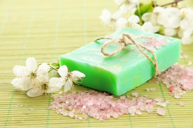 Bambu hasır üzerinde doğal el yapımı Sabun