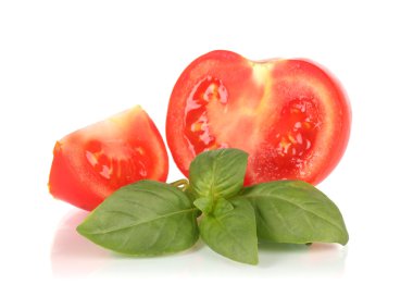 domates ve fesleğen izole üzerine beyaz