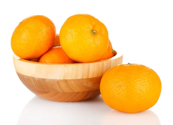 Mandarinas saborosas em tigela de madeira isolada em branco — Fotografia de Stock