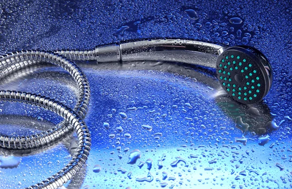 シャワーおよび青い背景上の滴 — ストック写真