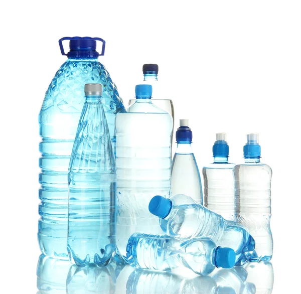 Diferentes botellas de agua aisladas en blanco — Foto de Stock