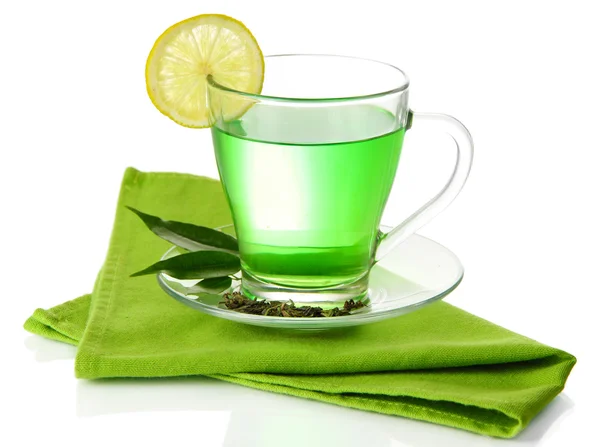 Прозрачный чашка зеленого чая с лимоном на салфетке, изолированные на белом — стоковое фото