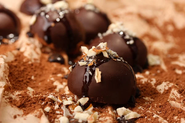 Bonbons au chocolat aux noix, gros plan — Photo
