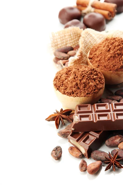 Composizione di caramelle al cioccolato, cacao e spezie, isolate su bianco — Foto Stock