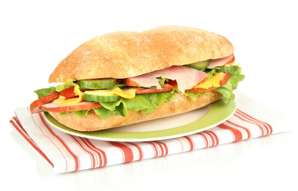 Свежий и вкусный сэндвич с ветчиной и овощами, изолированные на белом — стоковое фото