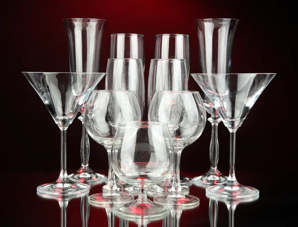 Cocktail en wijn glazen, op donkere rode achtergrond — Stockfoto