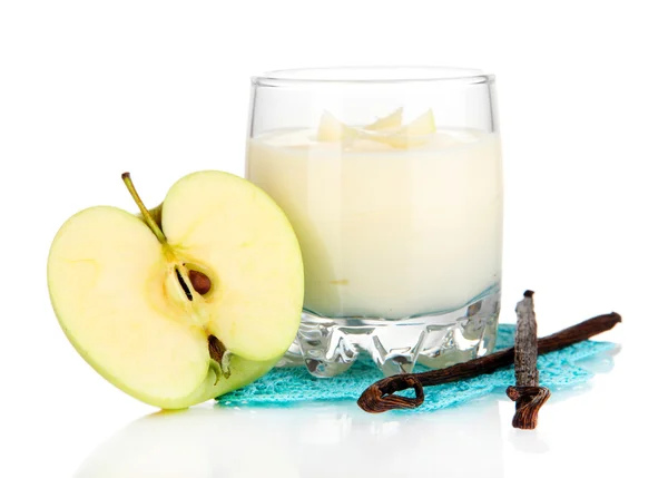 美味酸奶在与苹果在白色隔离玻璃 — 图库照片
