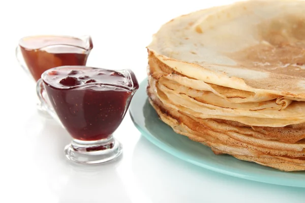 Pfannkuchen auf Teller isoliert auf weiß — Stockfoto