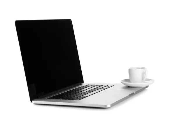 Portátil blanco con taza de café aislado en blanco — Foto de Stock