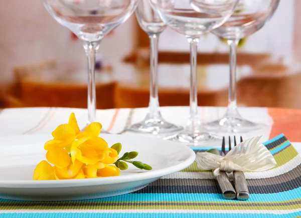 Table setting with glasses for different drinks on table on room background — Stock Photo, Image