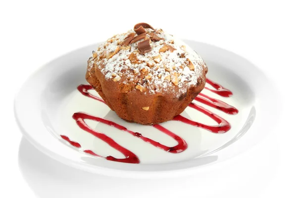 Finom muffin tortát porcukorral és a tányéron, elszigetelt fehér csokoládé — Stock Fotó