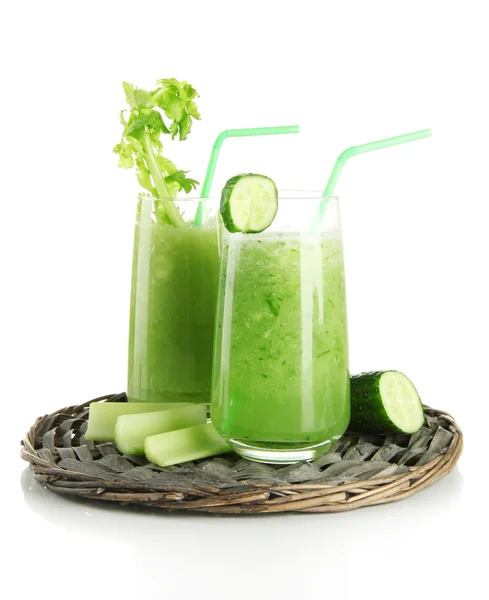 Vasos de jugo de verdura verde, aislados en blanco — Foto de Stock