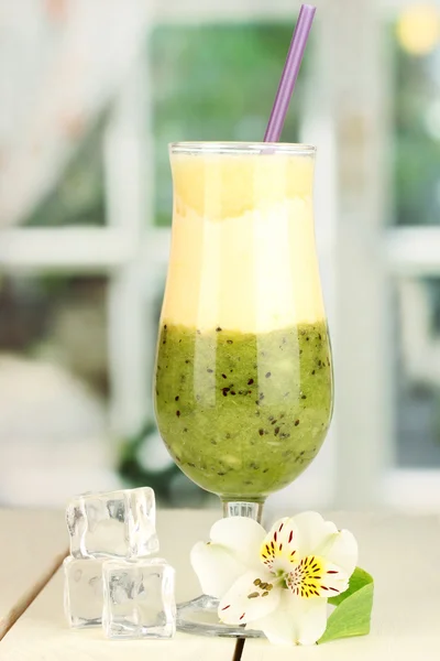 Delicioso smoothie de frutas na mesa de madeira no fundo da janela — Fotografia de Stock