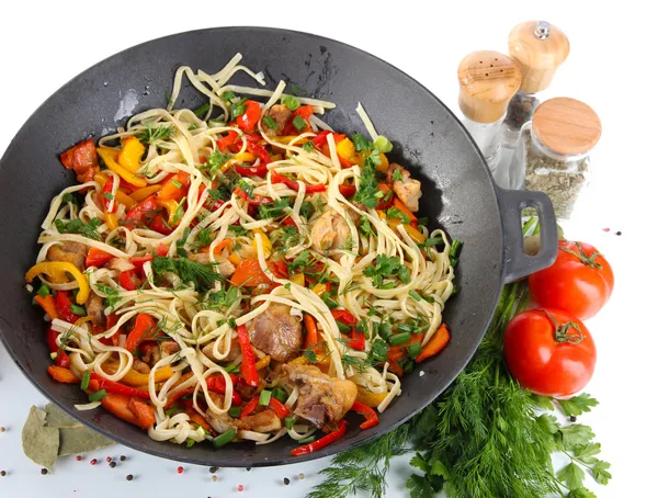 Macarrão com legumes em wok isolado em branco — Fotografia de Stock