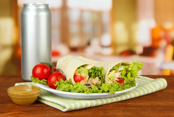 Kebab - grilled meat and vegetables, on plate, on wooden table, on bright background — Stock Photo, Image