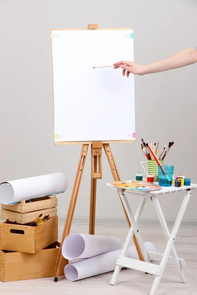 Dessin peinture sur feuille blanche maigre dans la pièce — Photo