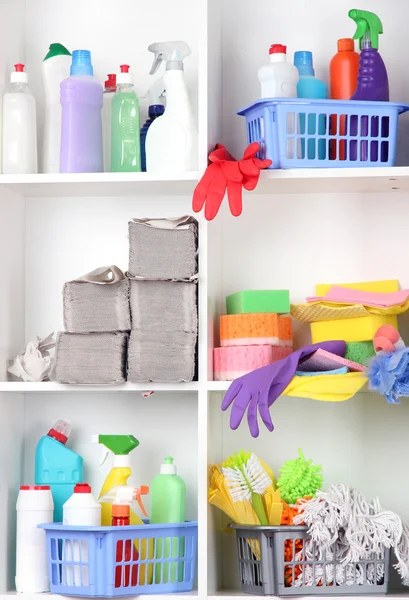 Estantes en despensa con limpiadores para el primer plano del hogar — Foto de Stock