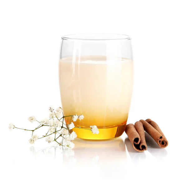 Köstlicher Joghurt im Glas mit Zimt isoliert auf weiß — Stockfoto