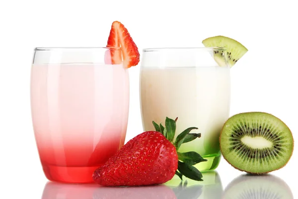 Heerlijke yoghurt met fruit in glazen geïsoleerd op wit — Stockfoto