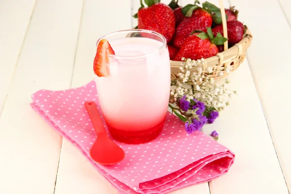 Pyszny Jogurt truskawkowy w szkło na drewniany stół szczegół — Zdjęcie stockowe