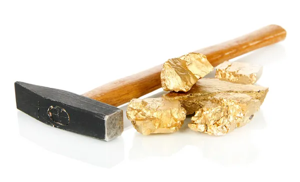Золотые самородки с хаммером изолированы на белом — стоковое фото
