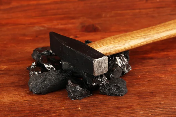 Carbone con hummer su fondo di legno — Foto Stock