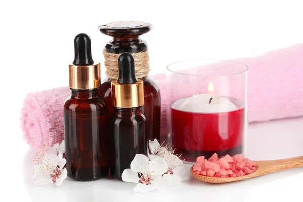 Spa kompozisyon üzerinde beyaz izole aroma yağları ile — Stok fotoğraf