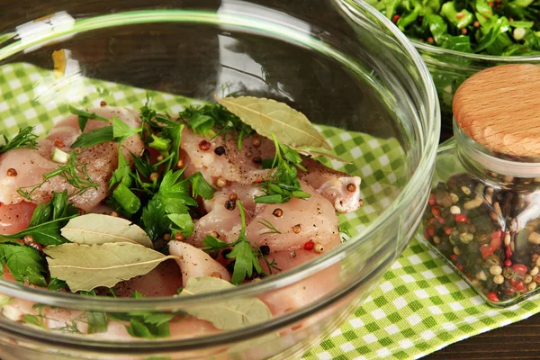 Hühnerfleisch in Glasschale, Kräuter und Gewürze in Nahaufnahme — Stockfoto