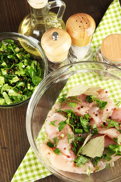 Hühnerfleisch in Glasschale, Kräuter und Gewürze in Nahaufnahme — Stockfoto