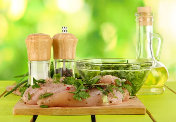 Viande de poulet dans une assiette en verre, herbes et épices sur fond nature — Photo