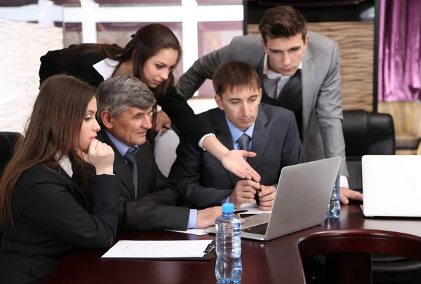 Geschäftliches Arbeiten im Konferenzraum — Stockfoto