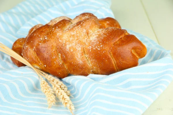 Renkli peçete üzerine buns ile kompozisyon yakın çekim — Stok fotoğraf